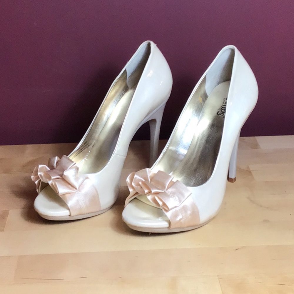 NWB Carlos Santana Size 8 Peep Toe Pumps
